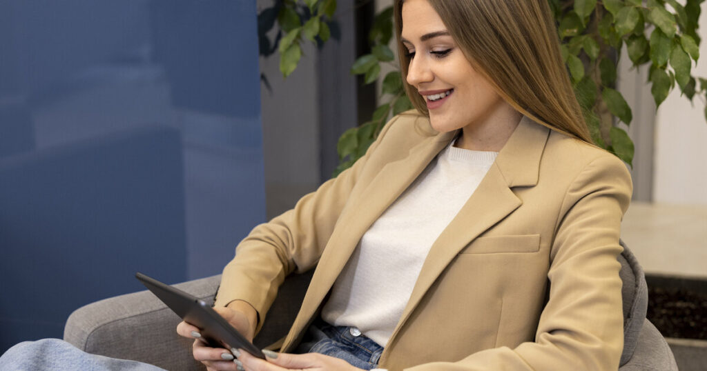 Profissional pesquisando vagas em aplicativos de emprego