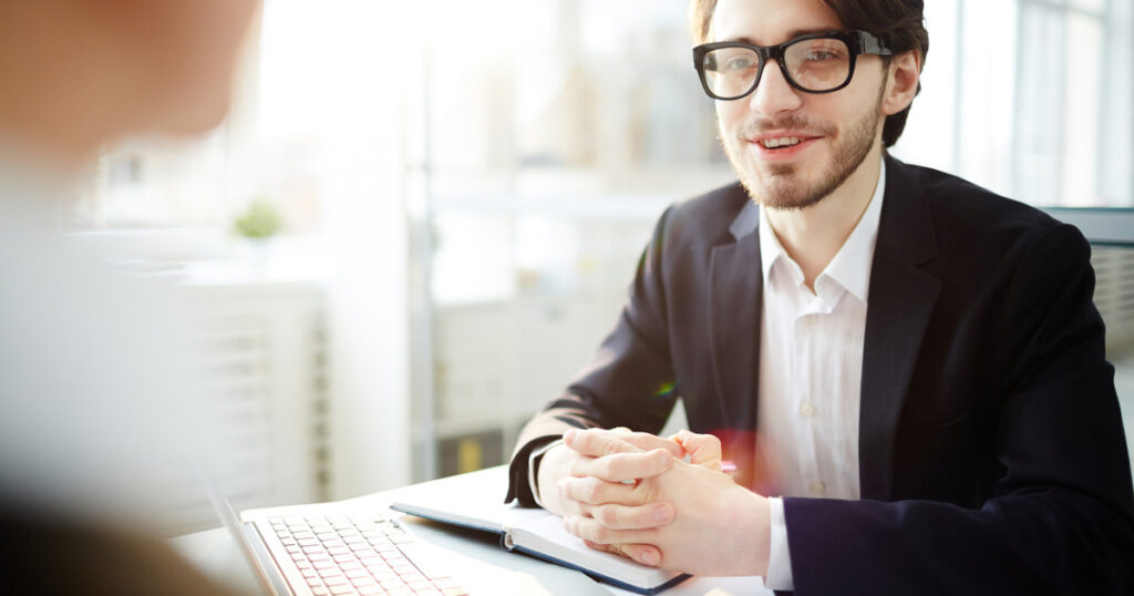 Organização de currículo, perfil e candidaturas em plataformas de emprego
